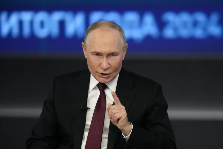 Le 76 domande a Vladimir Putin che blandisce “la simpatia dell’Italia”. Sulla guerra Zelensky aspetta segnali dagli alleati