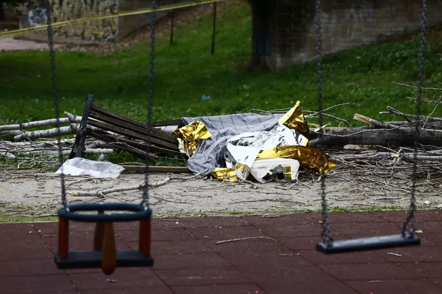 Tragedia a Roma, porta i figli a giocare al parco e muore schiacciata da un albero.Ferita anche un’altra donna.Roma  23 dicembre 2024. Cecilia Fabiano / LaPresse)
Tragedy in Rome, she takes her children to play in the park and dies crushed by a tree. Another woman was also injured. Rome 23 December 2024. Cecilia Fabiano / LaPresse)