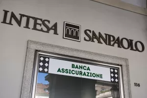 Intesa Sanpaolo non funziona, app e sito in down: l’ennesimo guasto nel giorno di pensioni e stipendi