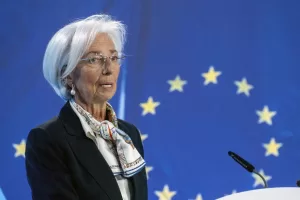 Bce, un timido taglio ai tassi mentre l’industria Ue va a picco. Delusione per Parigi e Roma