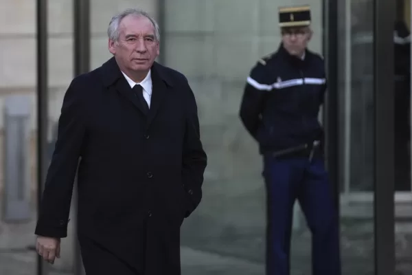 Francia, il centro che non c’è. Bayrou darà forfait?