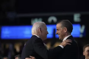 President Biden hugs his son Hunter Biden during the Democratic National Convention Monday, Aug. 19, 2024, in Chicago. (AP Photo/Brynn Anderson)

Associated Press/LaPresse