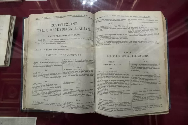 Essere liberali significa superare la Costituzione obsoleta a partire dall’inesistente diritto al lavoro, che però non sa garantire