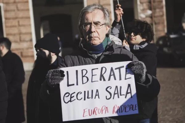 Cecilia Sala, una trattativa che non decolla: dall’allarme tardivo alla Farnesina a quel panettone mai arrivato