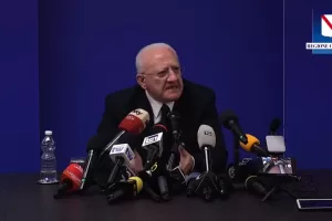 Terzo mandato, De Luca contro l’ipocrisia dei politici: “Parlamentari, ministri, premier senza vincoli. Su Orlando e Zaia nessuno ha detto niente”